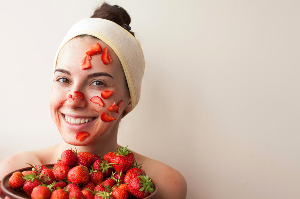 Napravite prirodne maske za lice od jagoda: I njeni listovi su veoma korisni