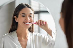 Koliko često treba da menjate četkicu za zube? Stomatolog otkriva manje vidljive znake da je predugo koristite